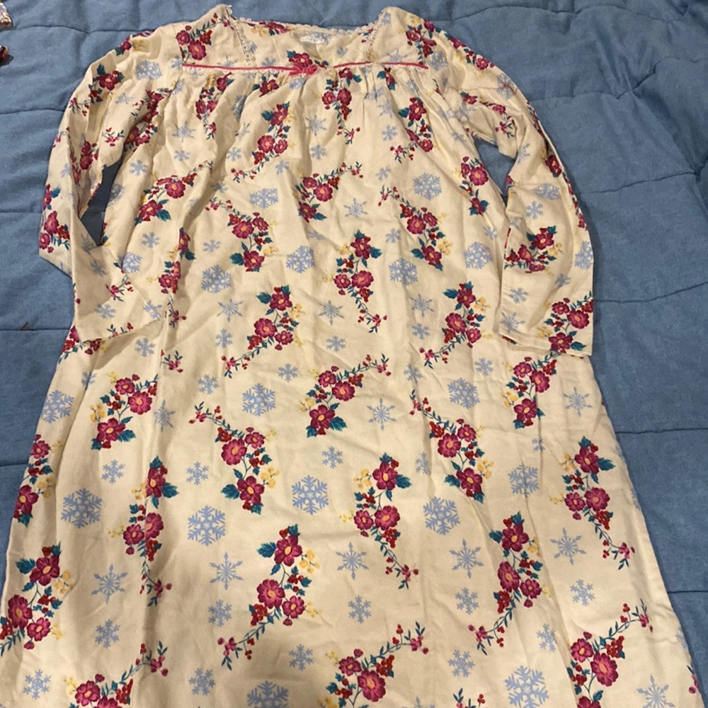 New NWT PINK K night gown women’s small floral and snow flake pattern